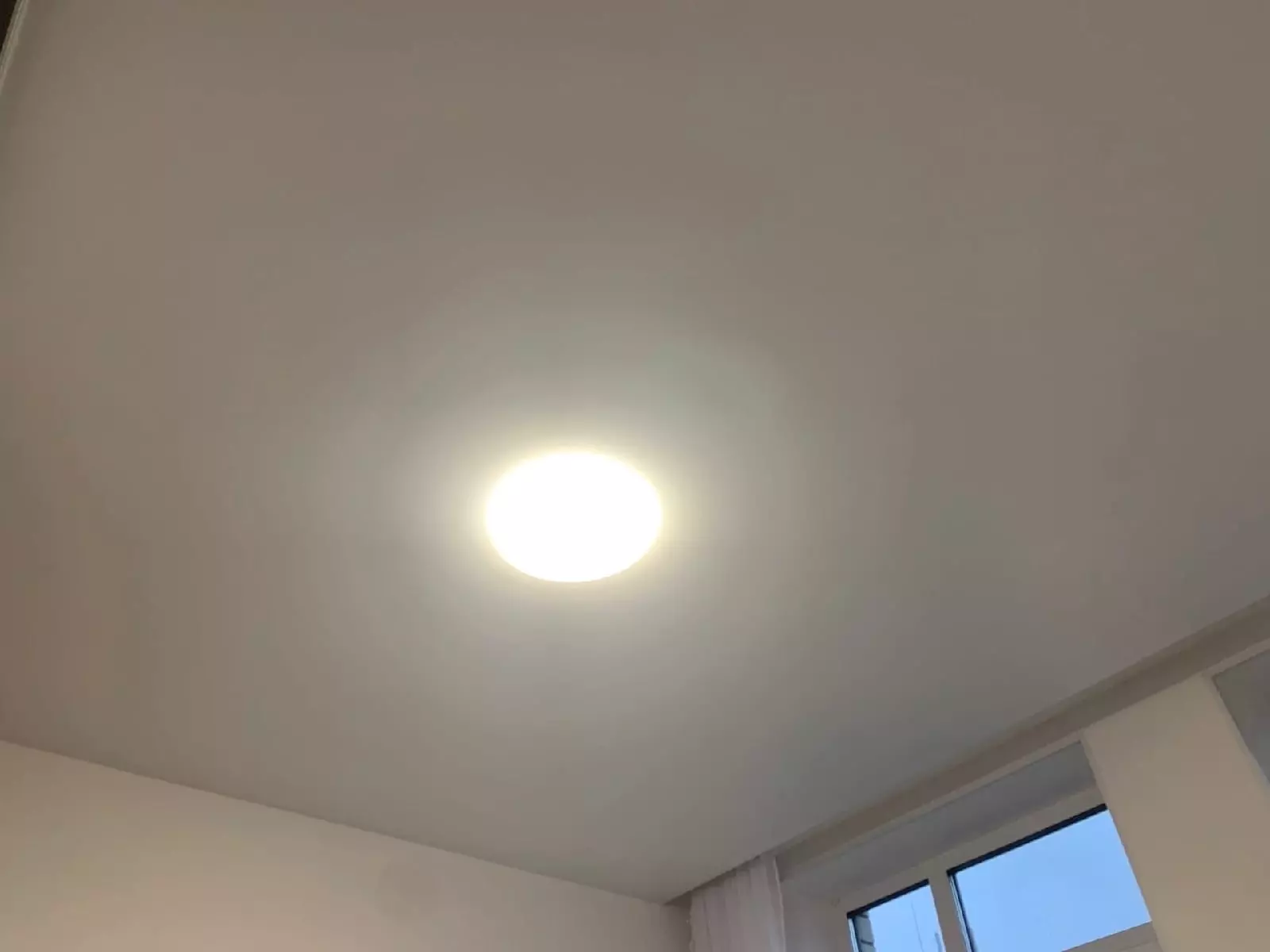 Натяжной потолок ПВХ в спальню